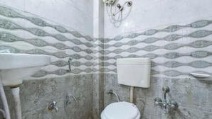 Shower, rainfall showerhead, free toiletries, towels - Fabhotel Visat (Ahmedabad)