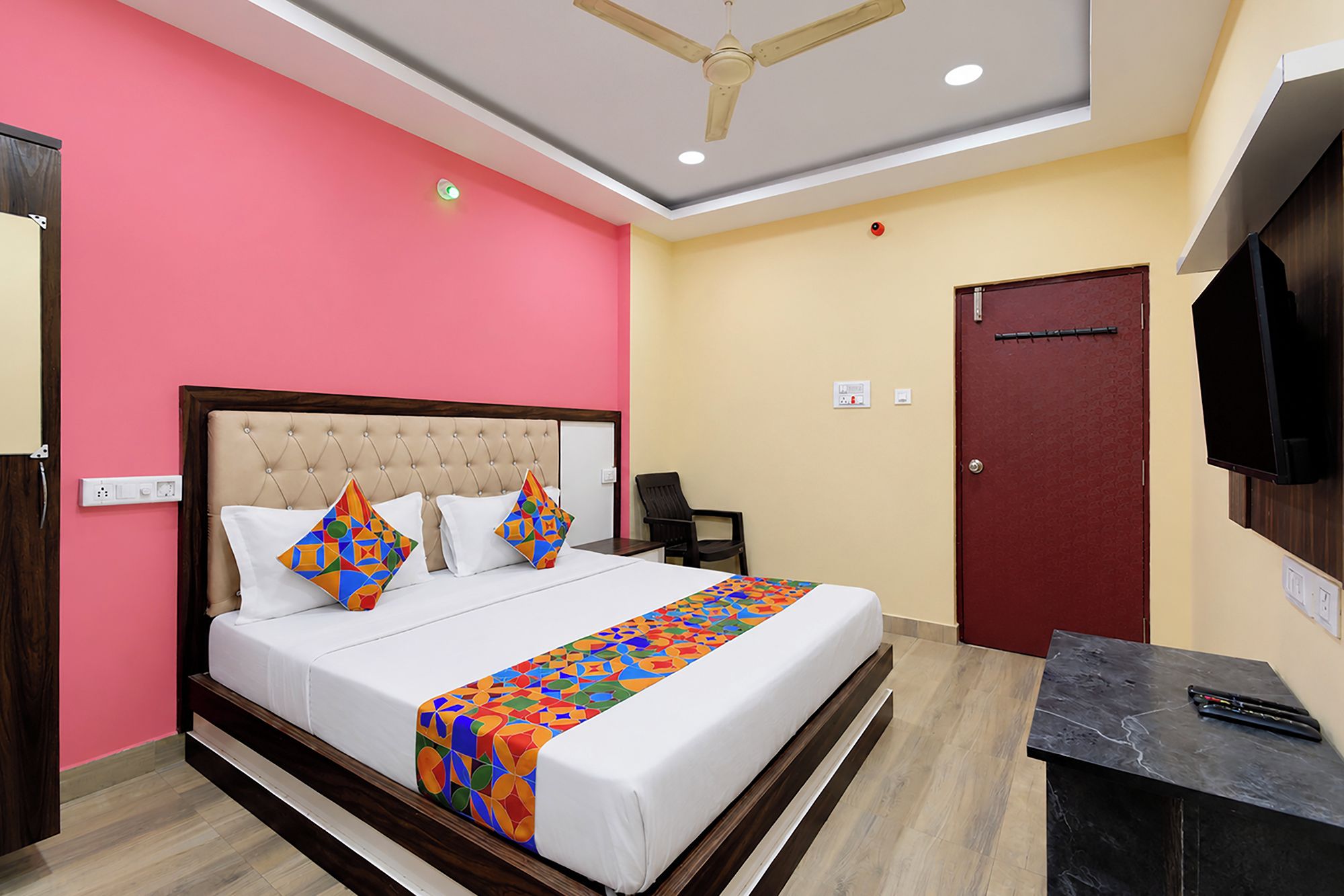 Egyptian cotton sheets, premium bedding, in-room safe, desk
