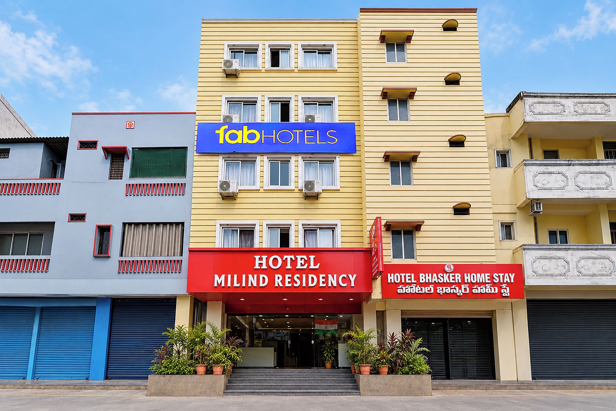 Un edificio de hotel de varios pisos con un llamativo letrero de 'fab hotels'.