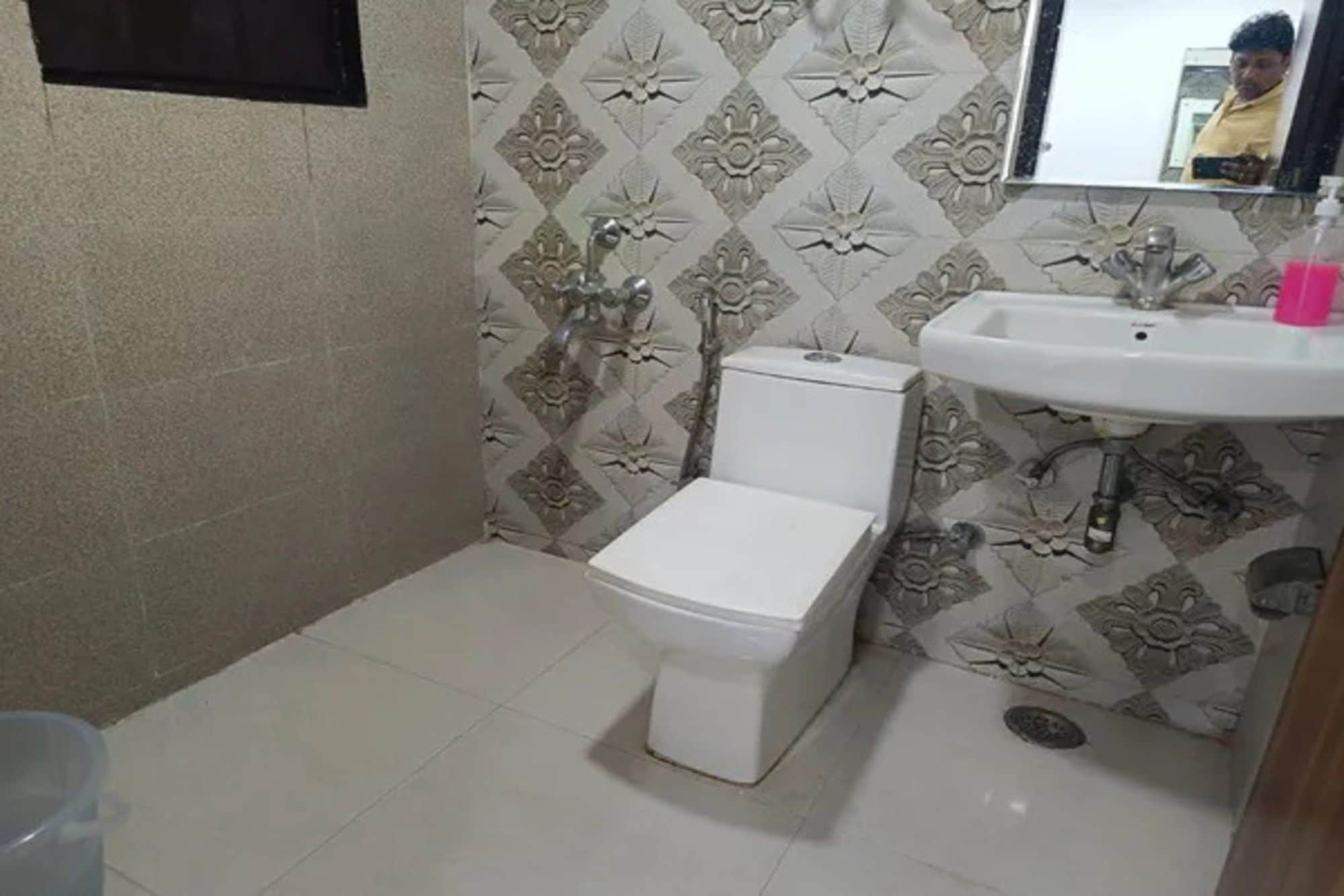 Shower, rainfall showerhead, free toiletries, towels