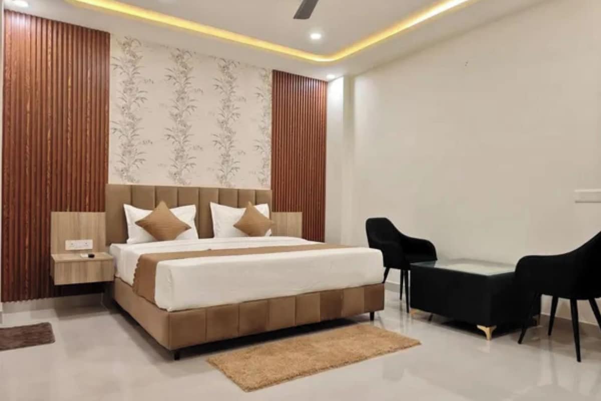 Egyptian cotton sheets, premium bedding, in-room safe, desk