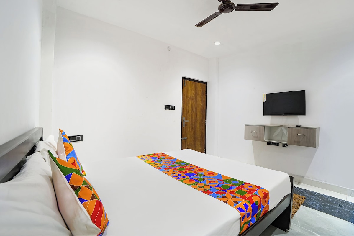 Deluxe Room | Egyptian cotton sheets, premium bedding, in-room safe, desk