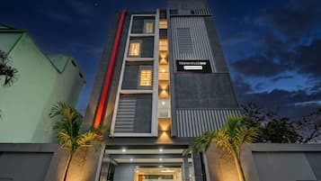 Un bâtiment moderne avec une enseigne indiquant « TOWNHOUSE OAK » et le logo de l’entreprise.