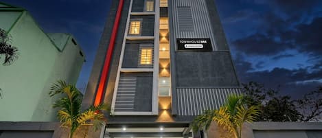 A modern building with a sign reading 'TOWNHOUSE OAK' and a company-serviced logo.