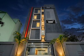 Um edifício moderno com uma placa indicando 'TOWNHOUSE OAK' e o logotipo da empresa.
