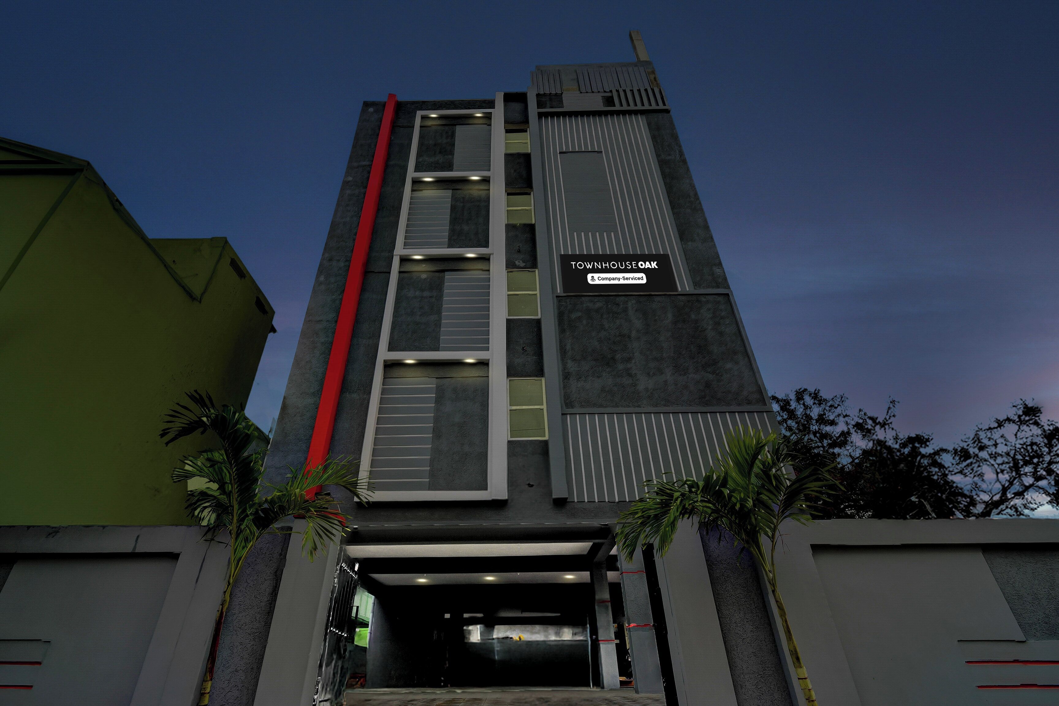 Um edifício moderno com placa indicando ser um local de serviço corporativo.