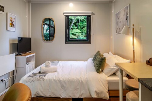 Luxury Studio Pod with Private Cedar Hot Tub & Deck in Wellington, New Zealand