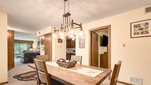 Condo, 2 phòng ngủ | Khu ăn uống