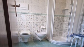 Habitación cuádruple superior | Baño | Secadora de cabello, toallas, jabón, shampoo 