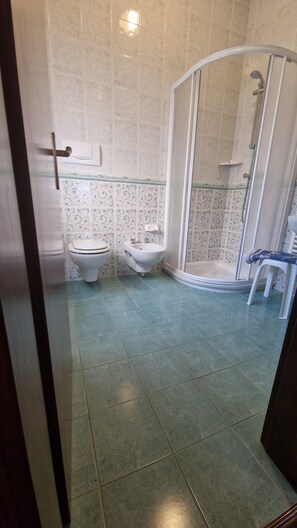 Chambre Quadruple Supérieure | Salle de bain | Sèche-cheveux, serviettes fournies, savon, shampoing