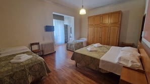Chambre Quadruple Supérieure | Bureau, Wi-Fi gratuit