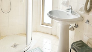 Habitación individual clásica | Baño | Secadora de cabello, toallas, jabón, shampoo 