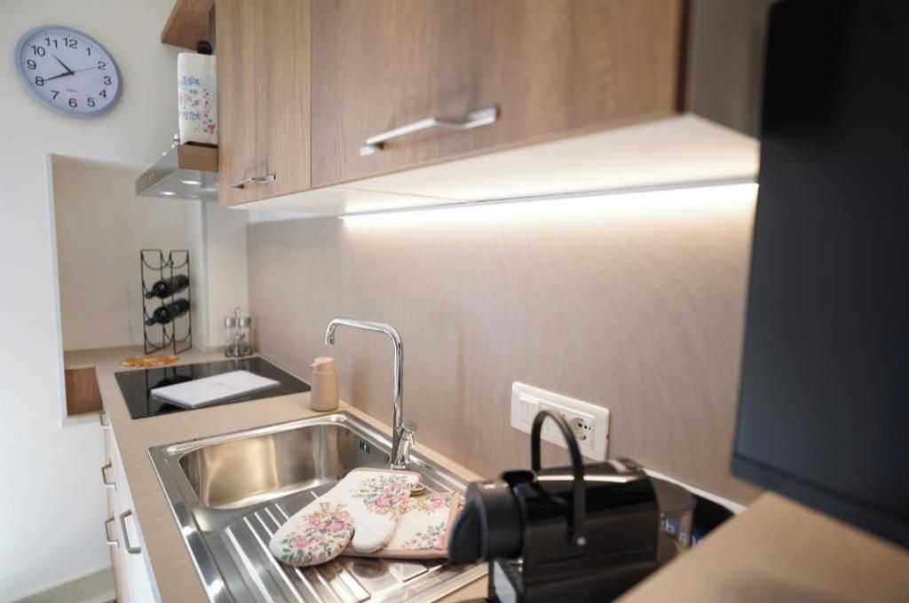 Coffee/tea maker, fridge, oven, stovetop