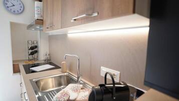 Coffee/tea maker, fridge, oven, stovetop