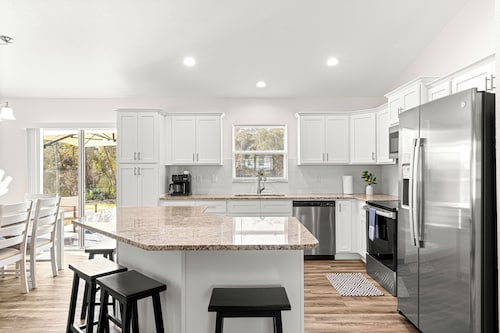 Spacious 4-bedroom home, minutes from I-75 with a game room and sleeping for 8!