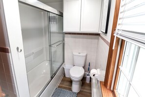 Une salle de bain avec une douche à parois de verre, des toilettes et un bidet.