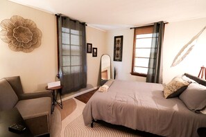 Ein Schlafzimmer mit einem Bett, einem Schreibtisch und einem Stuhl.