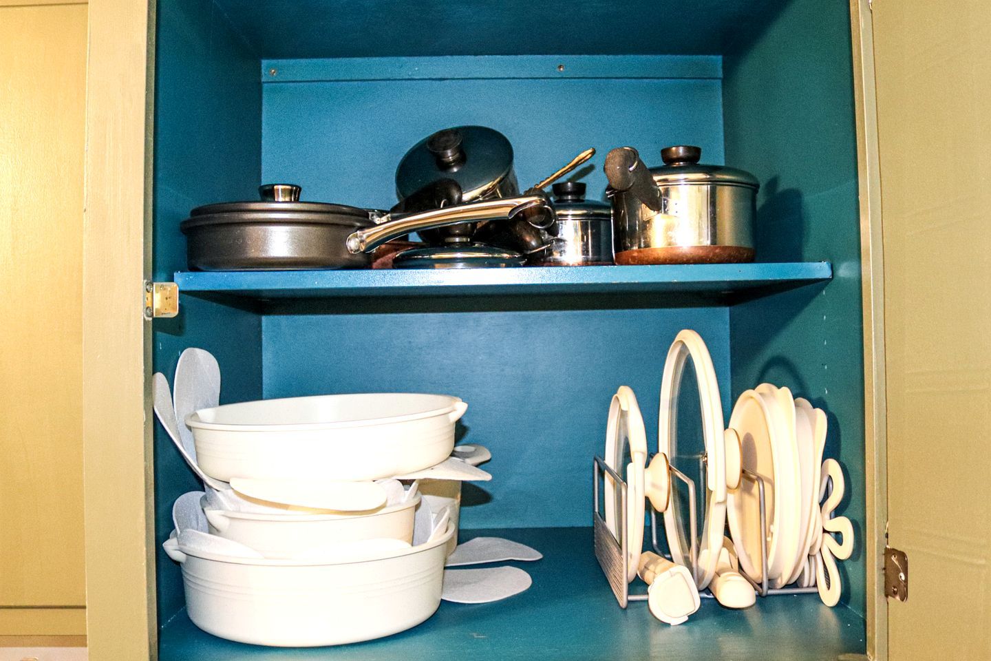 Un meuble de cuisine contenant des ustensiles de cuisine et de la vaisselle.
