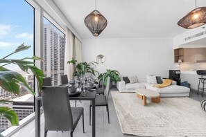 Un apartamento moderno con comedor, sala de estar y cocina.