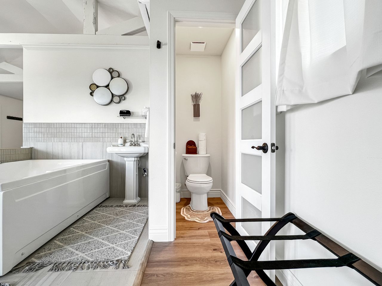 Un baño moderno con bañera, lavabo e inodoro.