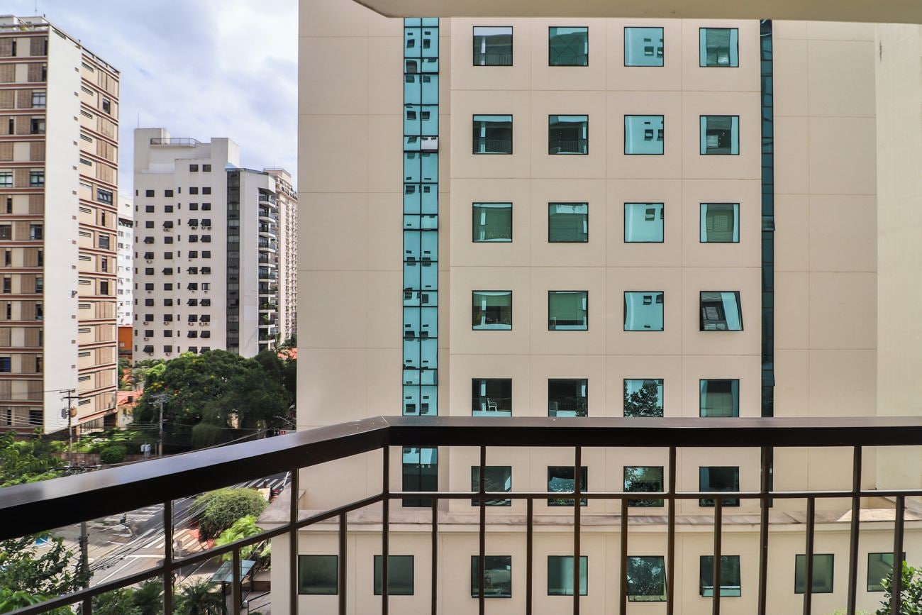 Edifício moderno com vários andares, com uma série de janelas e varandas.
