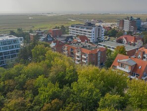 A residential area with multi-story buildings, some with balconies, and a mix of modern and traditional architecture. - 4 in the House Strandlauferweg 10 (St. Peter-Ording)