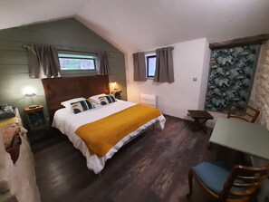 Una camera da letto con un letto, comodini, una scrivania e una sedia.
