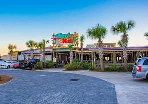 Ein Gebäude mit einem Schild, auf dem 'Surf Hut' steht.
