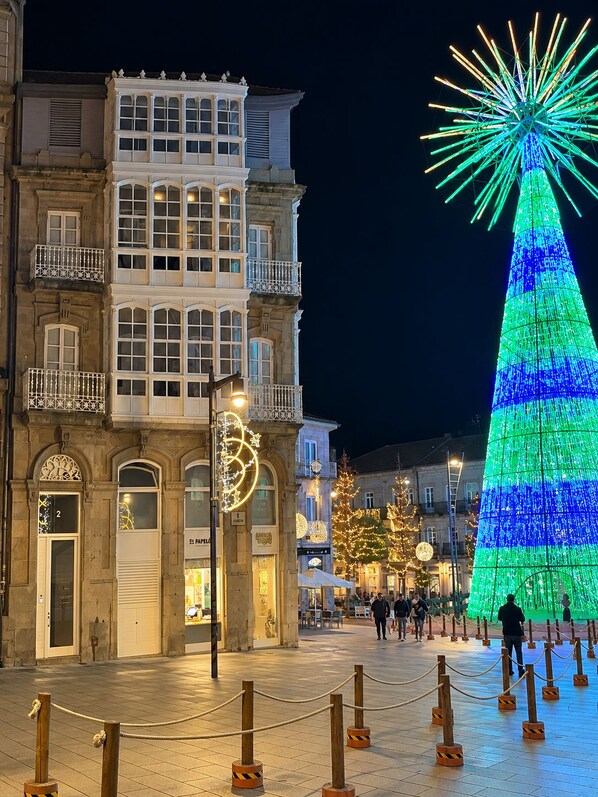 A historic building with multiple stories, large windows, and balconies. - Apartamentos Abrente - Porta Do Sol (Vigo)