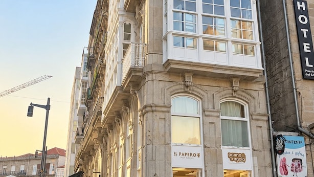 A historic building with a corner entrance, a visible restaurant named 'Il Papero' serving pizza al corte, and a 'Hotel' sign on the right. - Apartamentos Abrente - Porta Do Sol (Vigo)