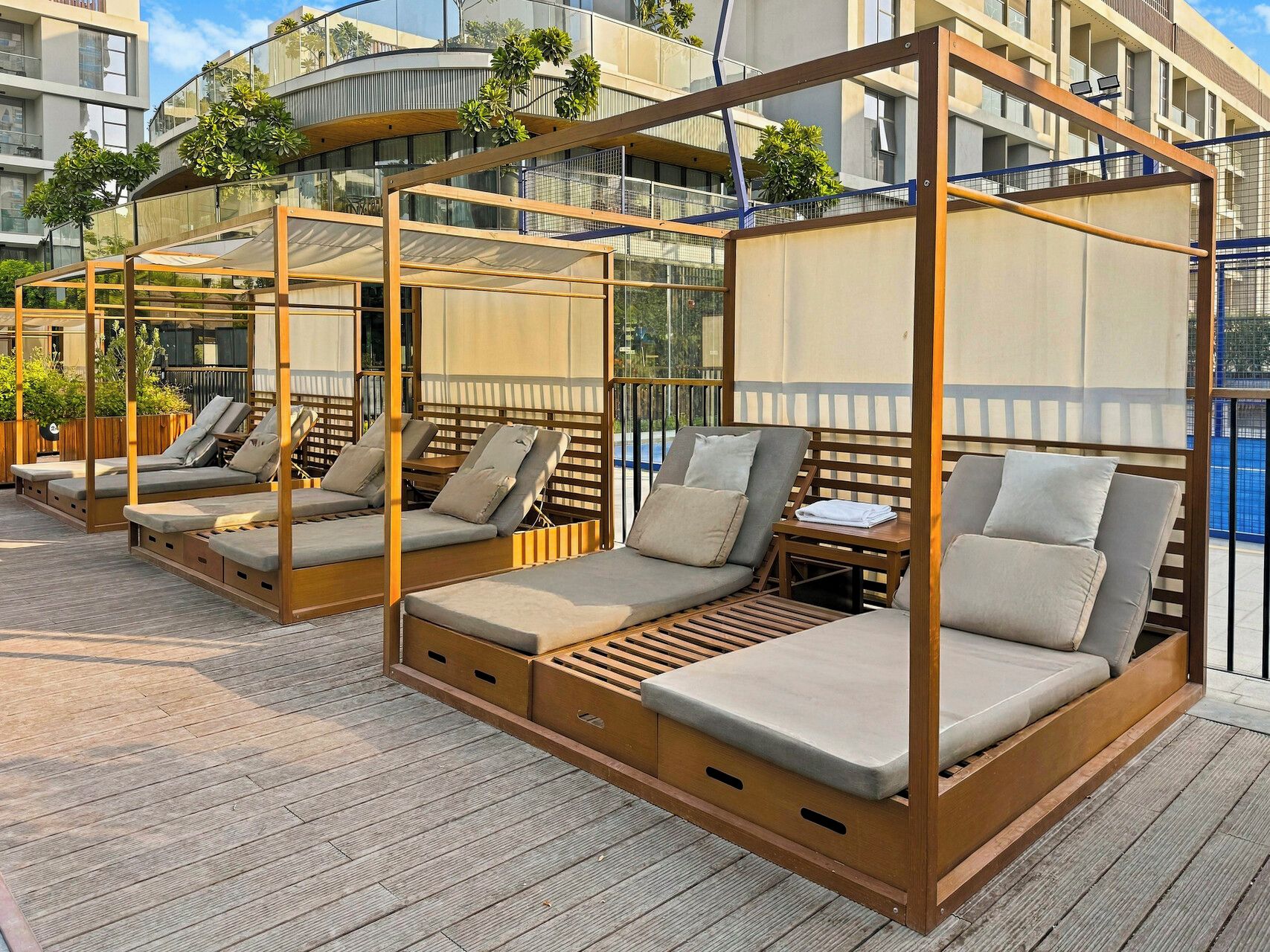 En takterrass med bekväma sittplatser och en glasvägg som skyddar mot väder och vind.