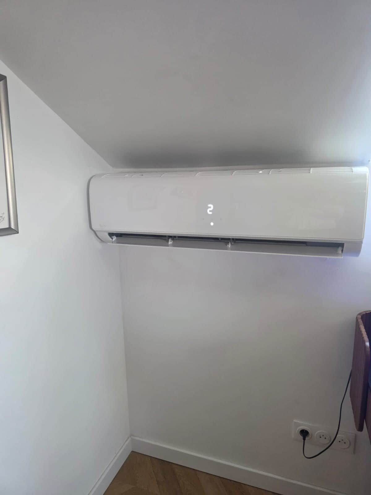 Eine weiße Klimaanlage, an einer Wand in einer Ecke angebracht, über einem Holzboden.