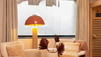 Ein stilvolles Wohnzimmer mit einer Couch, einem Couchtisch und einer Stehlampe.