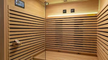 Eine Sauna mit Holzsperren und einer Bedienkonsole an der Wand.