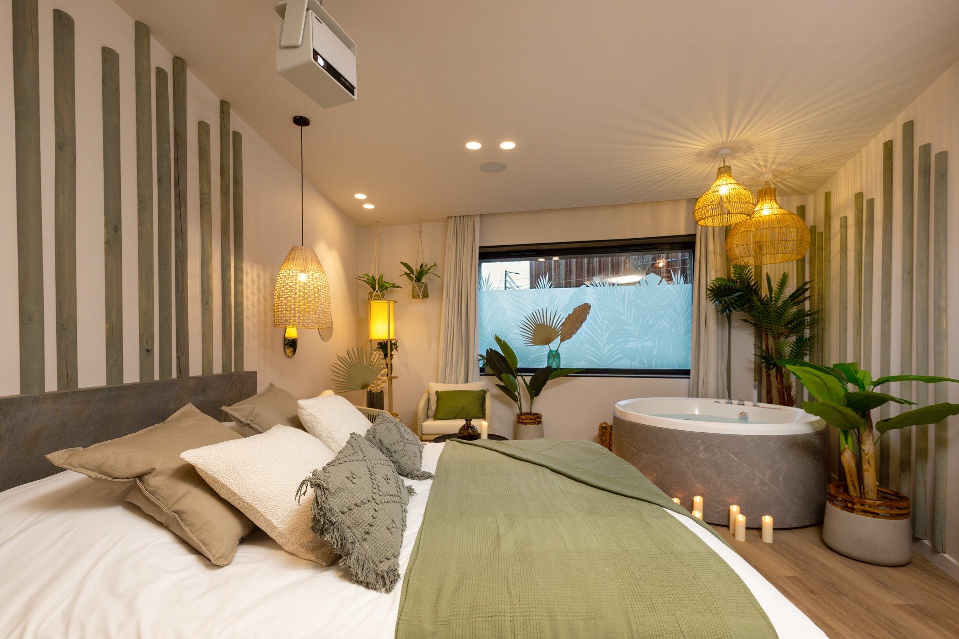 Ein modernes Schlafzimmer mit einem großen Bett, Nachttischlampen, einem Fenster mit Aussicht und einer Badewanne.