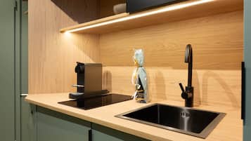 Eine moderne Küche mit Einbauherd, Spüle und einer Holzausziehtisch.