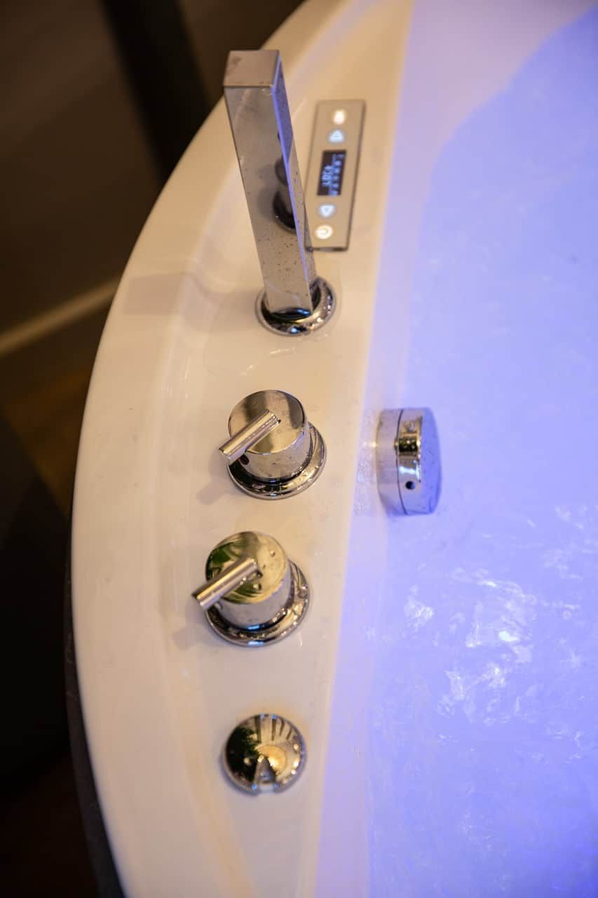 Un lavabo de bany amb pantalla digital i vària aixetes.