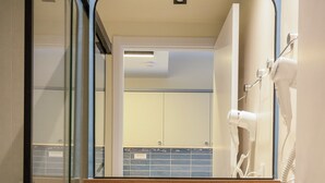 Studio phong cách cổ điển | Phòng tắm | Buồng tắm vòi sen, đồ dùng nhà tắm miễn phí, khăn tắm, xà phòng
