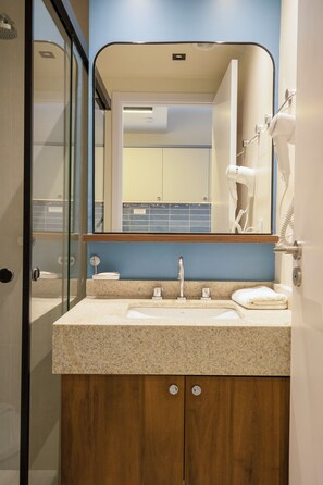 A bathroom with a sink, mirror, and towel rack. - Hpaulista By Bhomy (São Paulo)