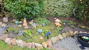 Un jardín con varias estatuas y rocas.