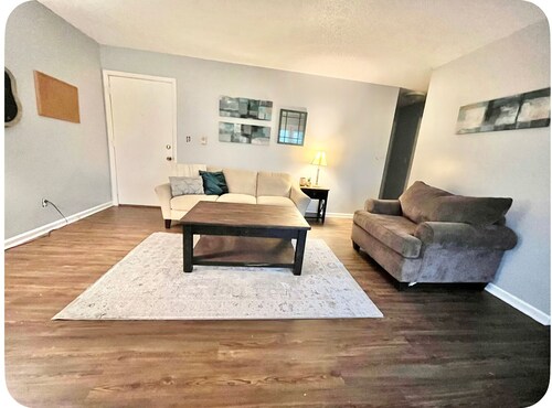 Adorable 2-bedroom apartment next to walking path and west side restaurants