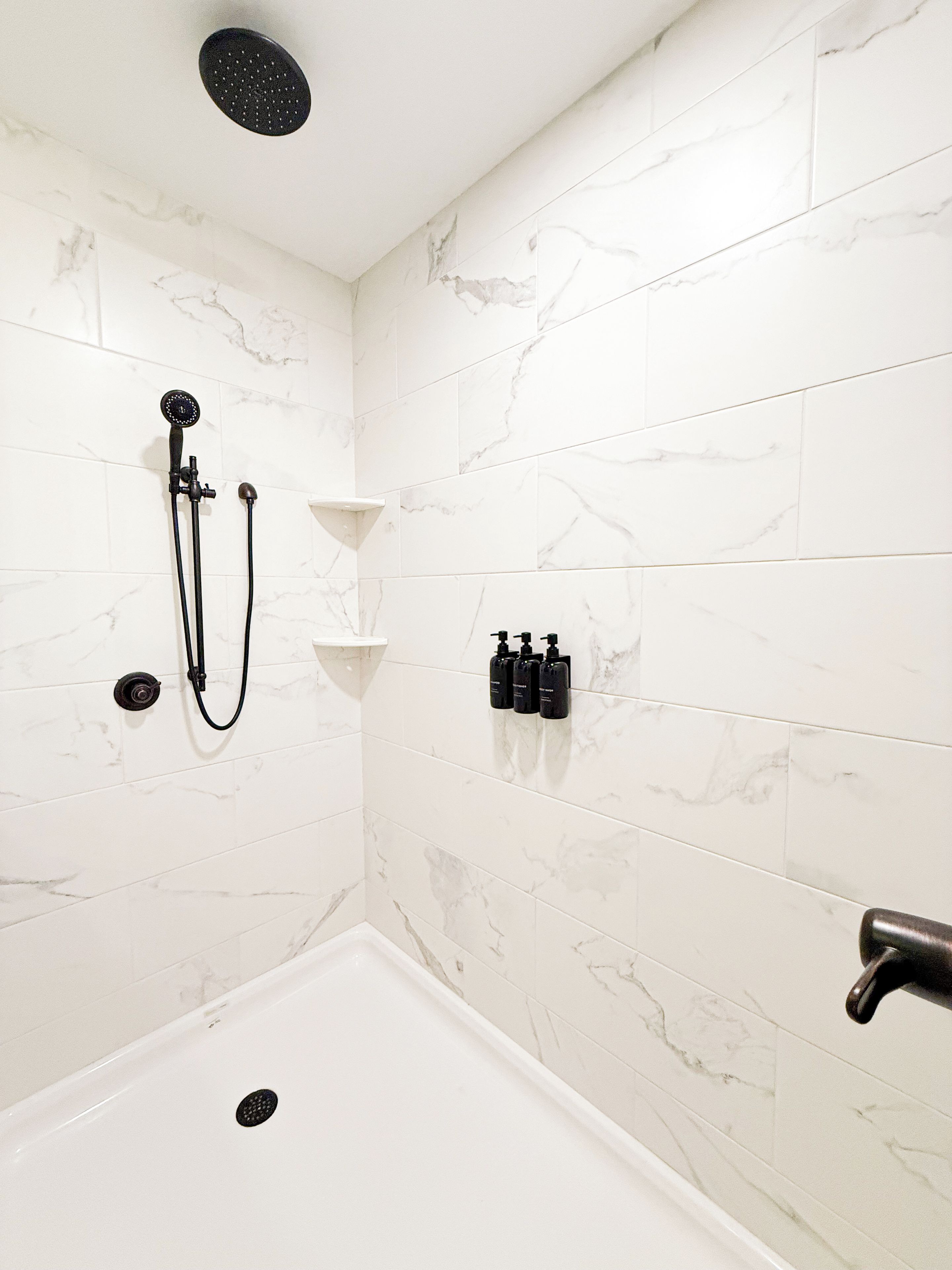 Un baño con ducha, bañera y inodoro.