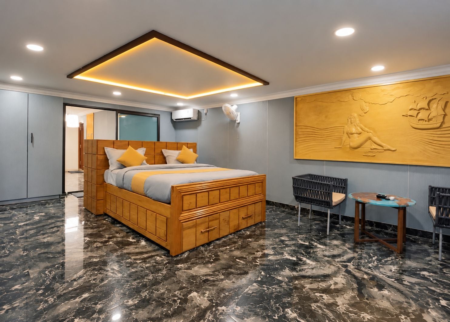 Un dormitorio moderno con cama de madera, suelo de mármol, iluminación empotrada en el techo y un elemento decorativo en la pared.