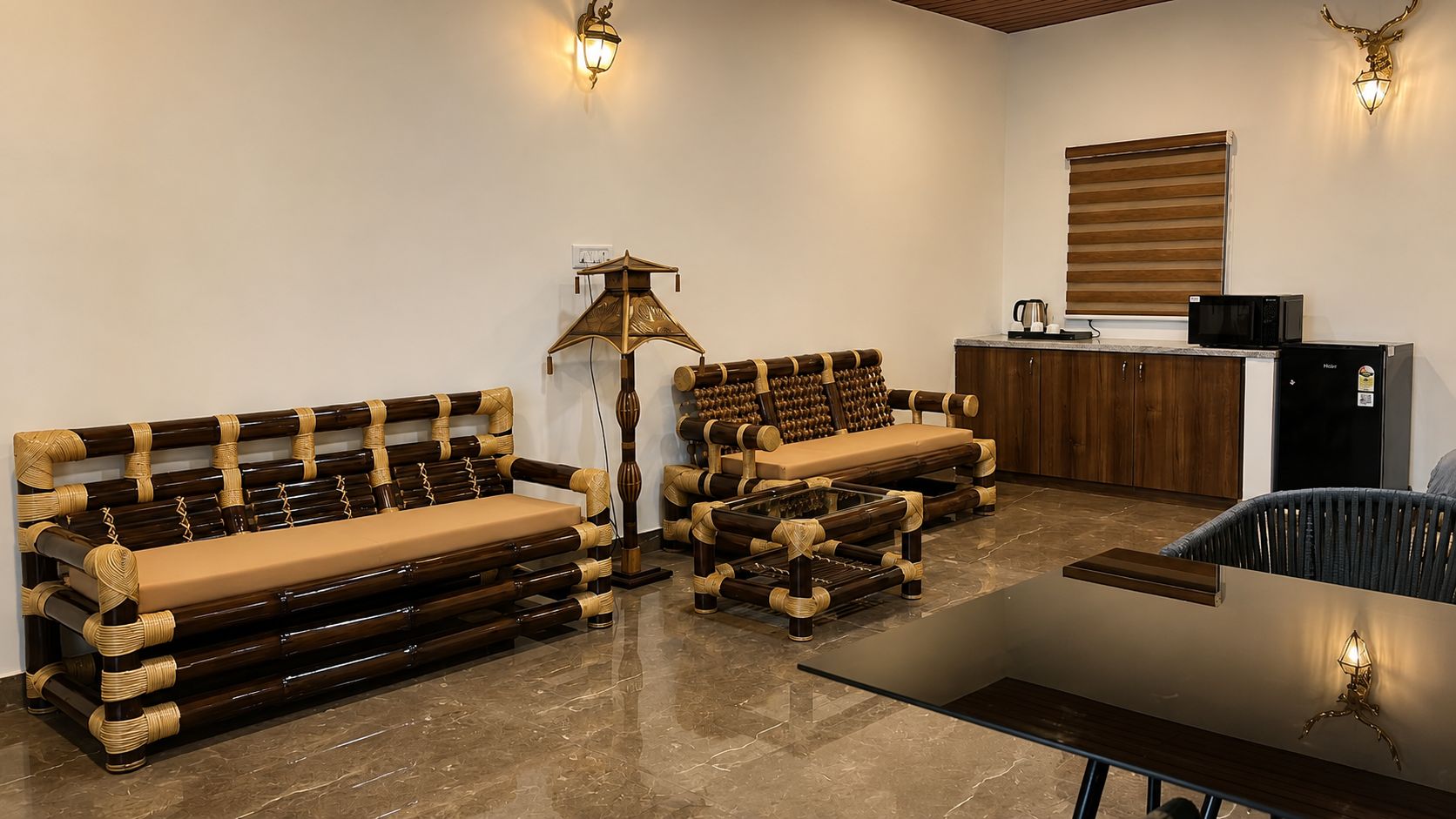 Una sala moderna con un juego de sofá, una mesa de centro y una zona de comedor con un microondas.