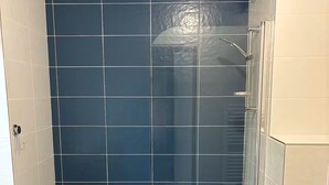 Kylpyhuone, jossa on kylpyamme, suihku ja wc.
