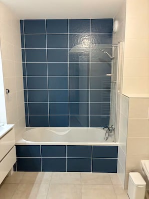 A bathroom with a bathtub, a shower, and a toilet. - Les Pics Alpins (Saint Gervais)