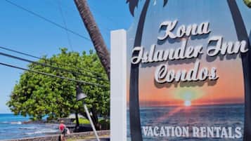 Naamplaatje voor Kona Islander Inn Condos met een advertentie voor vakantiewoningen, beschikbaar per nacht, week of maand.
