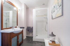 A bathroom with a sink, mirror, shower, and towel rack. - Logement avec 3 suites parentales,proche Mémorial de Vimy, Lens, Liévin, Arras (Givenchy-en-Gohelle)