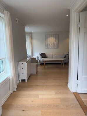 A modern living room with a sofa, a coffee table, and a side table. - Luxury 2-bedroom apartment in charming Vestland perfect for relaxing stay (Vestland)