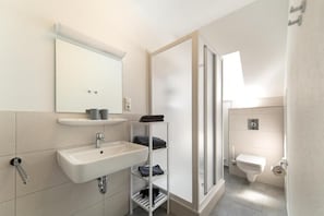 Badezimmer | Dusche, kostenlose Toilettenartikel, Haartrockner, Handtücher